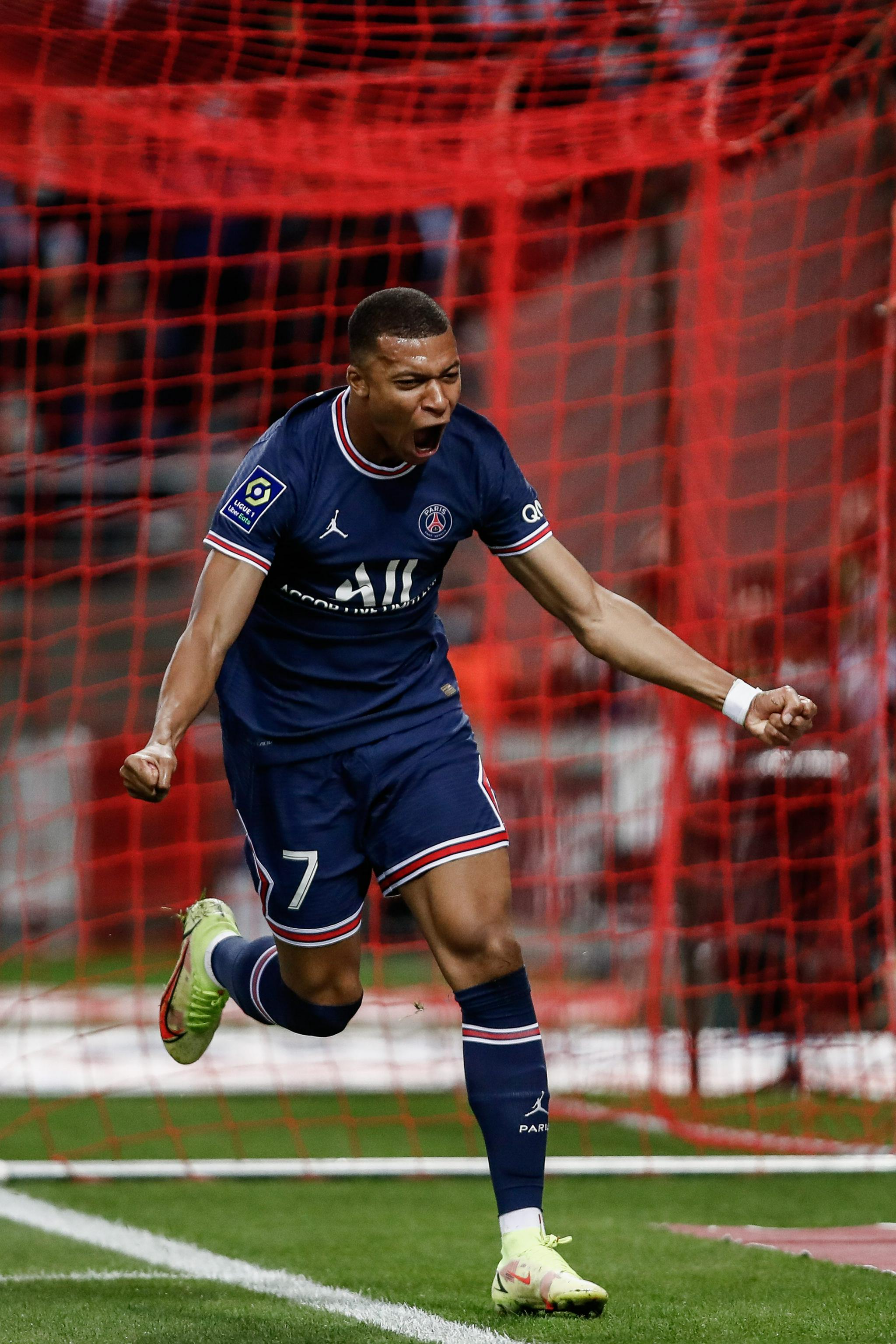 B8 在2025年StarLadder布达佩斯Major第二阶段的首场比赛中击败了 Team Liquid